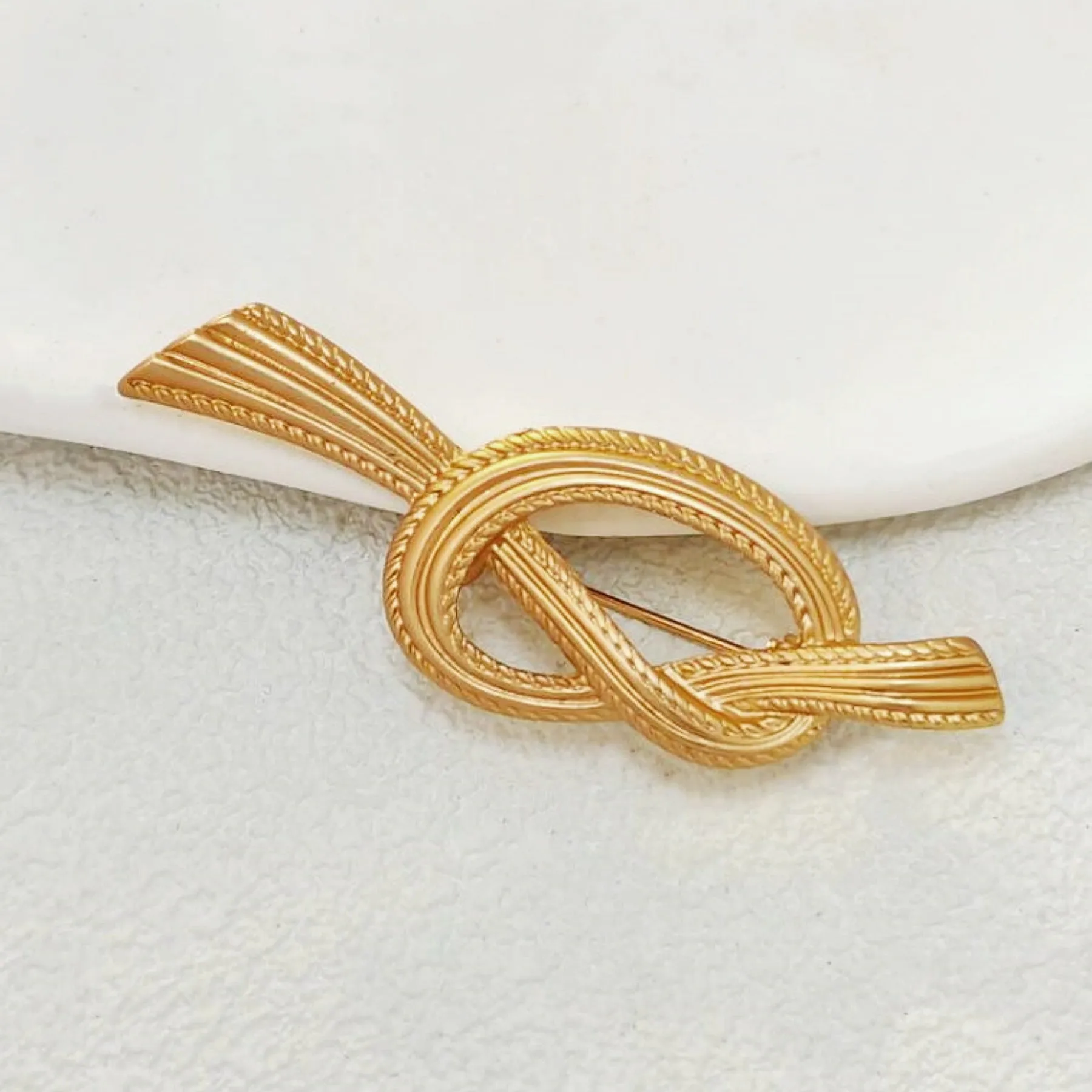 Chic Vintage Bold Gold Rope Knot Brooch Pin Simplistic Fashion Jewelry